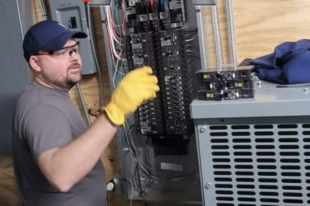 Electrician upgrading a residential 200 amp panel in a st louis home
